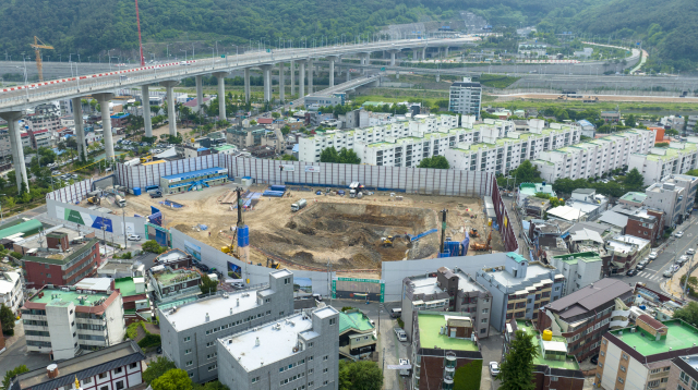 23일 오후 대구 수성구의 한 아파트 건설현장 모습. 이 아파트는 308가구를 모집하는데 고작 33명이 분양 신청을 했다. 김영진 기자 kyjmaeil@imaeil.com