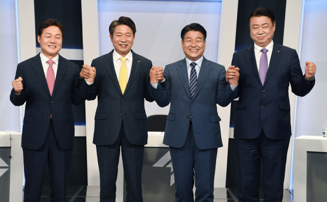 국민의힘 박완수(왼쪽부터),정의당 여영국,더불어민주당 양문석,통일한국당 최진석 경남도지사 후보가 23일 오후 창원시 마산회원구 MBC경남에서 선거관리위원회 주관 후보자 TV 토론회에 앞서 기념촬영을 하고 있다./김승권 기자/