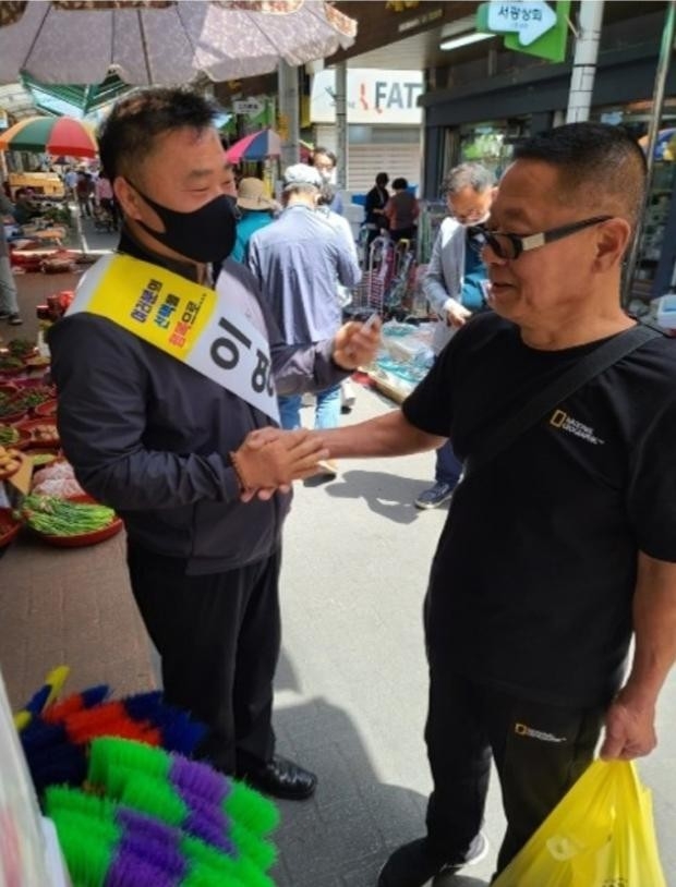 이영준 무소속 후보가 시민들에게 지지를 호소하고 있다.