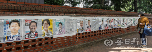 20일 대구 수성구 범물동에 대구시장과 구청장, 구의원, 교육감, 재보걸 등 6.1 지방선거에 출마한 17명의 선거 벽보가 순서대로 부착돼 있다. 우태욱 기자 woo@imaeil.com #여기 시의원은 단독 출마 무투표 당선이라 벽보 없음.