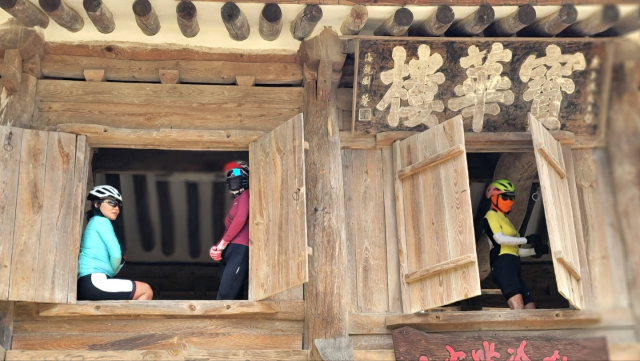 경북도 명품 자전거길 탐사팀원들이 은해사 운부암 보화루에 올라 잠시 휴식을 취하고 있다.