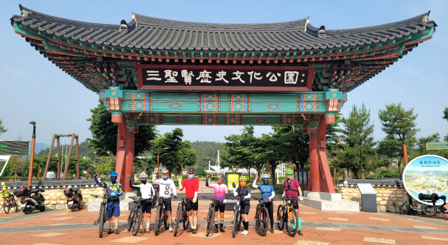 경북도 명품 자전거길 탐사팀원들이 삼성현 역사문화공원 입구에서 인증샷을 촬영하고 있다.