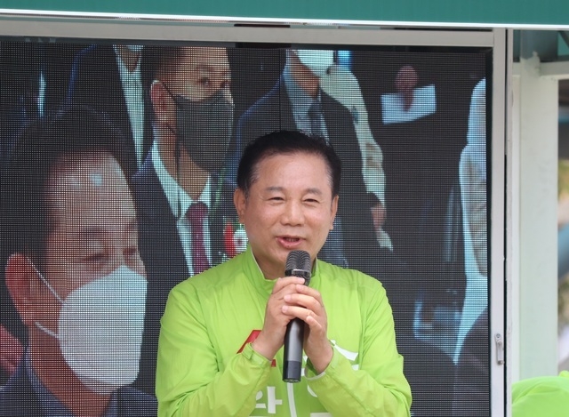 송지용 후보가 유세차에 올라 완주군민들에게 지지를 호소하고 있다. 