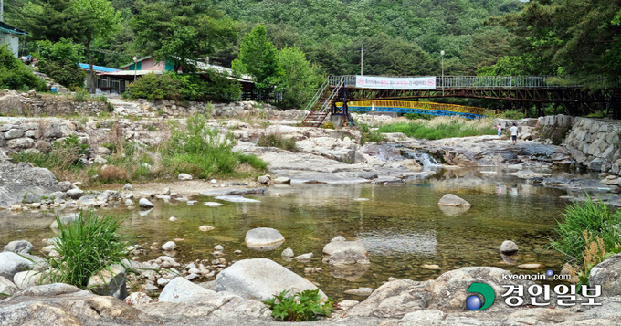 25일 오후 포천시 이동면 백운계곡이 시원하고 깨끗한 모습으로 행락객 맞을 준비를 하고 있다. 경기도의 청정계곡 복원사업으로, 과거 상인들이 설치한 방갈로와 평상 등 시설물은 모두 철거됐다. 2022.5.25 /배재흥기자 jhb@kyeongin.com