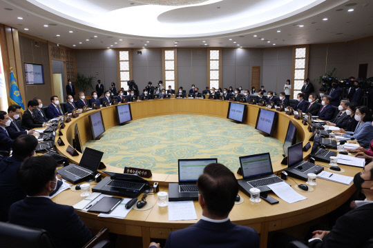 국무회의에서 '국민통합위원회 설치·운영에 관한 규정안' 과 '소득세법 시행령'이 상정 처리됐다. 대통령실 제공