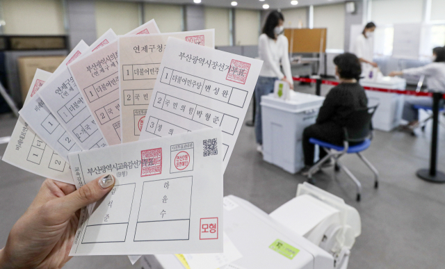 제8회 전국동시지방선거 사전투표를 하루 앞둔 26일 오후 부산 연제구청에서 사전투표소 설비 모의시험이 진행되고 있다. 27~28일 이틀간 진행되는 되는 이번 지방선거 사전투표는 부산의 경우 205개 사전투표소에서 진행된다. 김종진 기자 kjj1761@