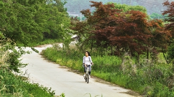 이야기 속 주인공인 혜원은 대학 진학을 위해 상경한 서울에서 아르바이트를 전전하며 험난한 생활을 보낸다. 졸업 후에도 취업 준비를 하며 몸과 마음이 지칠대로 지친 혜원은 살고 보자는 절박한 심정으로 고향에 내려와 시골 생활이 주는 힐링을 얻는다.
