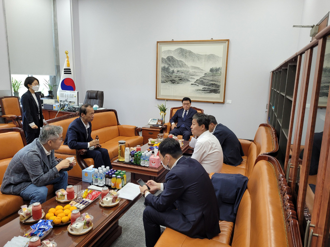 최문순 강원도지사가 26일 강원특별자치도 설치법안의 국회 법제사법위원회 의결을 앞두고 박광온 법사위원장을 면담하고 있다.