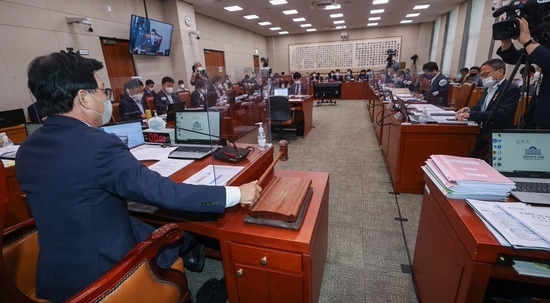 26일 국회에서 열린 법제사법위원회 전체회의에서 박광온 위원장이 의사봉을 두드리고 있다.