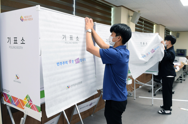26일 창원시 성산구 성주동 행정복지센터에서 관계자들이 사전투표소 설치작업을 하고 있다./김승권 기자/