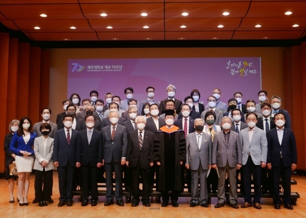 제주대학교는 지난 27일 아라뮤즈홀에서 개교 70주년 기념식에 이어 ‘제주대 발전 사랑의 펜 릴레이 기부 캠페인’ 선포식을 가졌다.