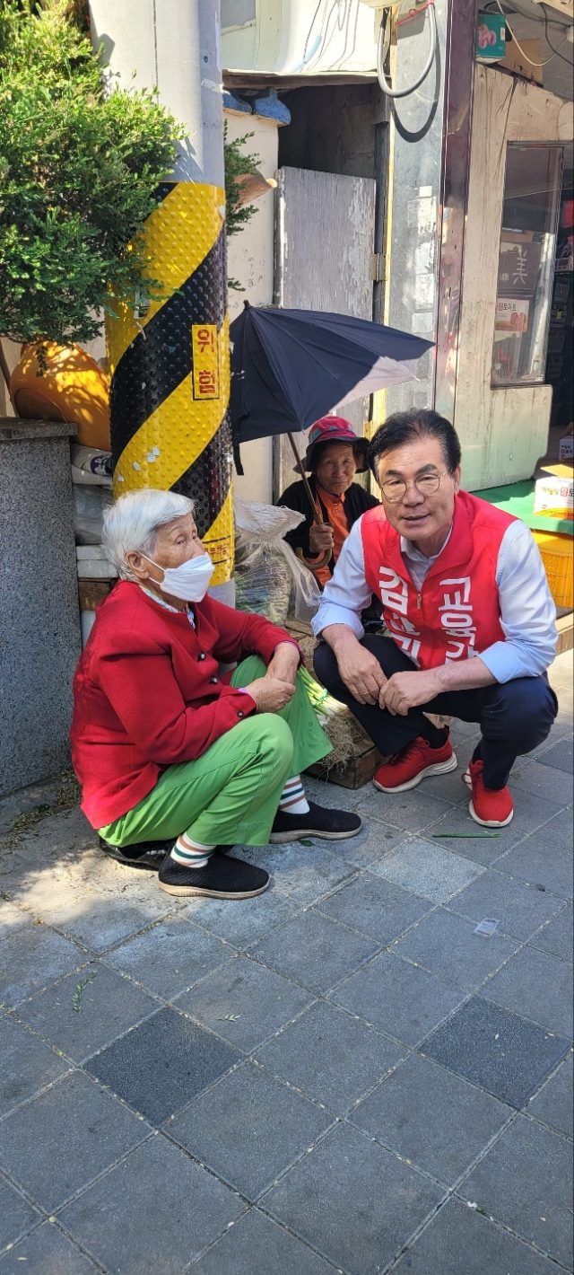김상권 경남교육감 후보가 29일 김해시 진영읍 진영전통시장에서 유권자들을 만나고 있다./김상권 후보캠프/