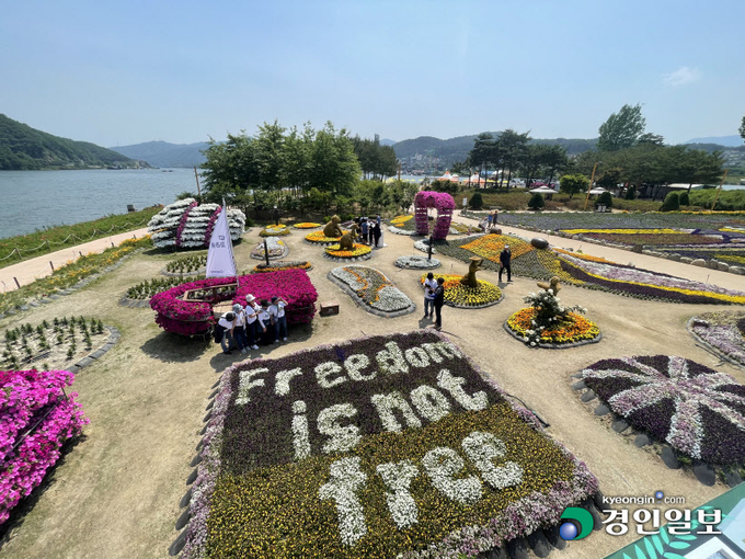 28일 가평군 자라섬 남도 꽃 정원을 찾은 방문객 등이 호주 정원에서 기념 사진 촬영을 하고 있다. 가평/김민수기자 kms@kyeongin.com