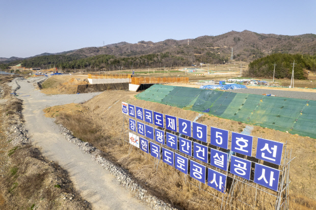 지난 1월 28일 경제성이 없어 불투명했던 강진 성전~해남 남창 2단계(37.5㎞) 사업이 정부 계획에 반영되면서 20년 이상 노력해온 광주~완도 간 고속국도가 완전히 들어설 수 있게 됐다.