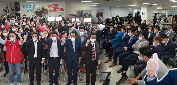 김은혜 경기도지사 후보 캠프 모습과 김동연 경기도지사 캠프 모습. 2022.6.1 /경기사진공동취재단