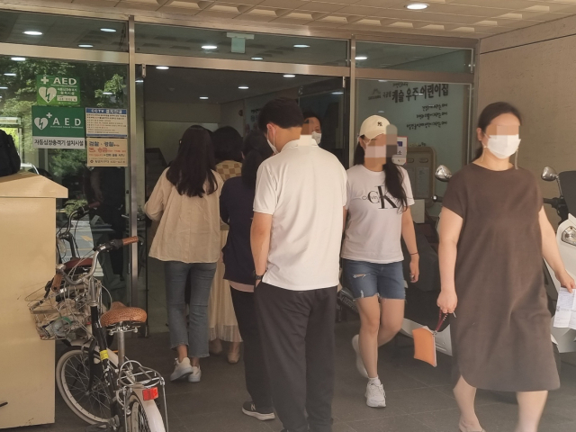 1일 오후 3시쯤 찾은 대구 수성구 황금1동 제5투표소. 아파트 단지에 둘러싸인 이곳 투표소에는 수시로 유권자들이 드나들었다. 임재환 기자