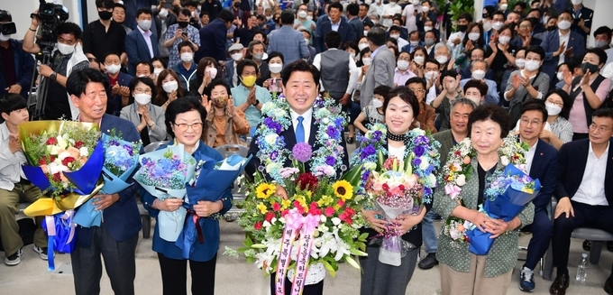 제주특별자치도지사에 당선된 더불어민주당 오영훈 당선인이 2일 새벽 선거캠프에서 지지자들에게 인사를 하고 있다. 고봉수 기자 chkbs9898@jejunews.com
