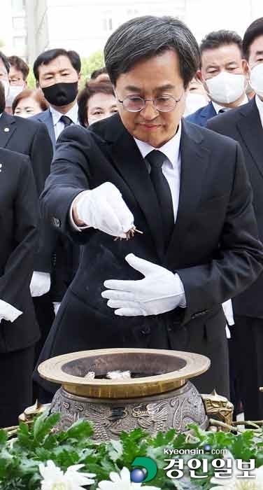 김동연 더불어민주당 경기도지사 당선인이 2일 오전 수원시 팔달구 수원현충탑을 찾아 분향하고 있다. 2022.6.2 /김금보기자 artomate@kyeongin.com