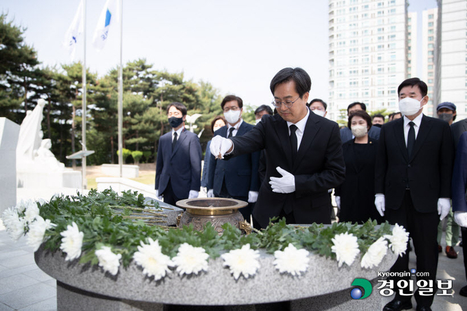 김동연 더불어민주당 경기도지사 당선인이 2일 오전 수원 팔달구 현충탑을 찾아 분향하고 있다. 2022.6.2/김금보기자 artomate@kyeongin.com