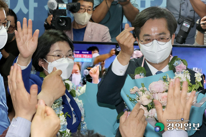 김동연 더불어민주당 경기도지사 당선인이 2일 오전 수원시 팔달구 선거 사무소에서 당선이 확정되자 배우자 정우영씨와 함께 환호하고 다.2022.6.2 /김금보기자 artomate@kyeongin.com