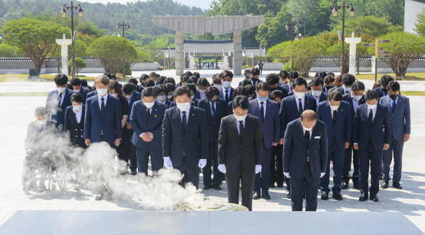 제8회 전국동시지방선거에서 당선된 강기정 광주시장을 비롯한 광주지역 단체장, 시·구의원들이 2일 오전 광주 북구 운정동 국립5·18민주묘지를 참배하고 있다. /김진수 기자 jeans@kwangju.co.kr
