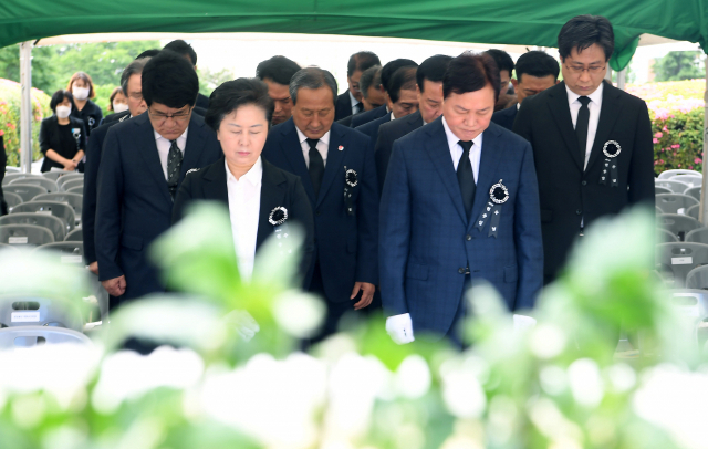 박완수 경남도지사 당선인과 김영선 창원의창 국회의원 당선인을 비롯한 국민의힘 당선인들이 6일 오전 창원 충혼탑을 찾아 참배하고 있다./김승권 기자/