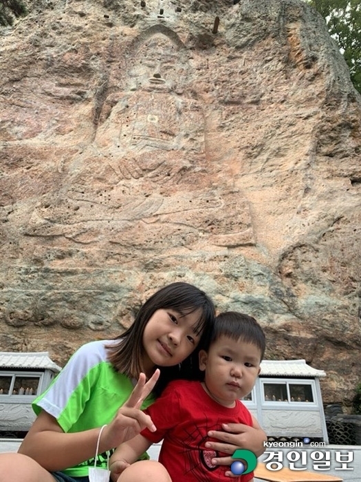 위탁모 강은정씨의 딸과 위탁 아동이 함께 찍은 사진. 강 씨는 아이들에게 좋은 추억을 남겨주고 싶어 여행을 자주 다니며 함께 한 사진을 남겨주고 있다. /강은정씨 제공