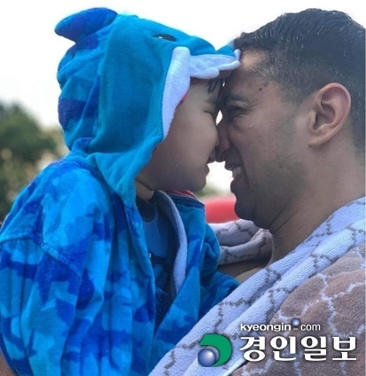 위탁모 강은정씨가 돌본 위탁아동이 해외로 입양된 뒤 입양 가족이 보내온 근황 사진. /강은정씨 제공
