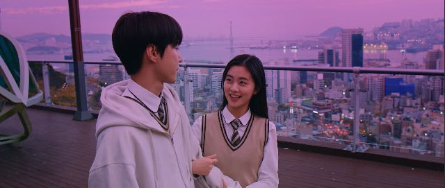 부산 산복도로를 배경으로 찍은 웹드라마 '심야카페' 시즌3의 한 장면. NCT 도영(왼쪽)과 김인이 배우. 케이드래곤 제공