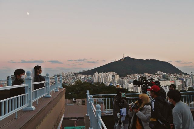 영화 '심야카페' 팀이 부산 중구 대청동 산복도로에서 촬영하고 있다. 케이드래곤 제공