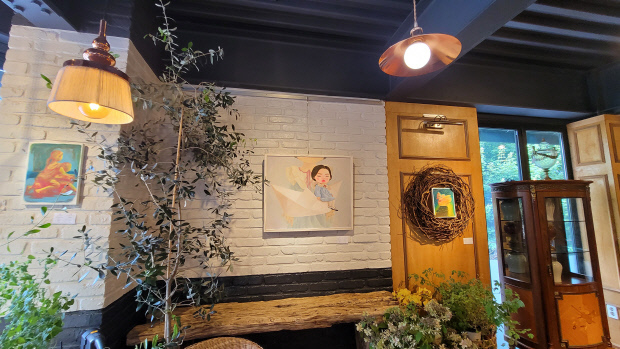 일곡지구 레스토랑 마시모레지나에서 열리고 있는 ‘디어마이광주 아티스트 IN 마시모레지나’전에서는 임현채·성혜림·정승원 작가의 작품을 만날 수 있다.