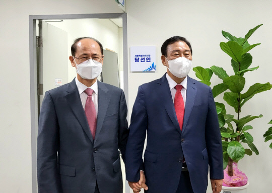 최민호 세종시장 당선인(오른쪽)과 서만철 세종시장인수위원장 내정자. 정민지 기자