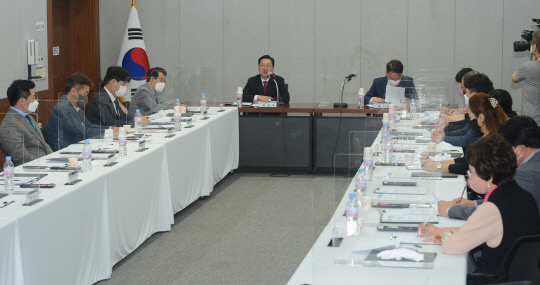 민선8기 이장우 대전시장 인수위원회가 7일 오전 10시 옛 충남도청사에서 출범식을 개최한 뒤, 향후 구체적 활동계획과 일정 등을 논의하고 있다. 사진=이장우 대전시장 인수위원회 제공