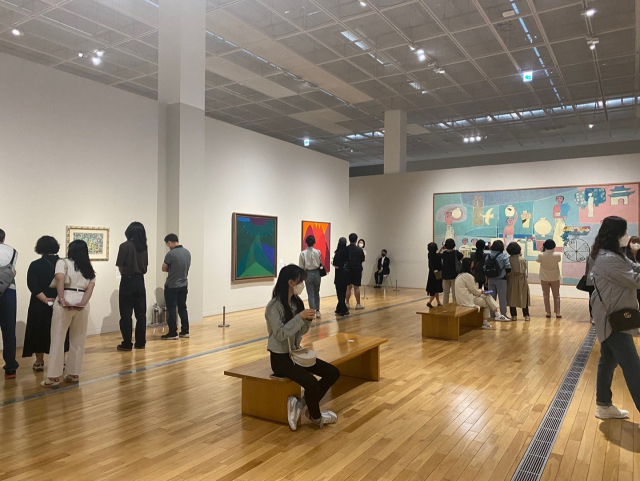 국립현대미술관 서울관에서 열린 이건희컬렉션 특별전을 시민들이 관람하고 있다. 국립현대미술관 제공