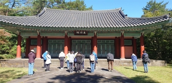 무오법정사항일운동 희생자의 영정을 모신 사당인 의열사에서 참배를 하고 있는 설문대어린이도서관 탐방팀.