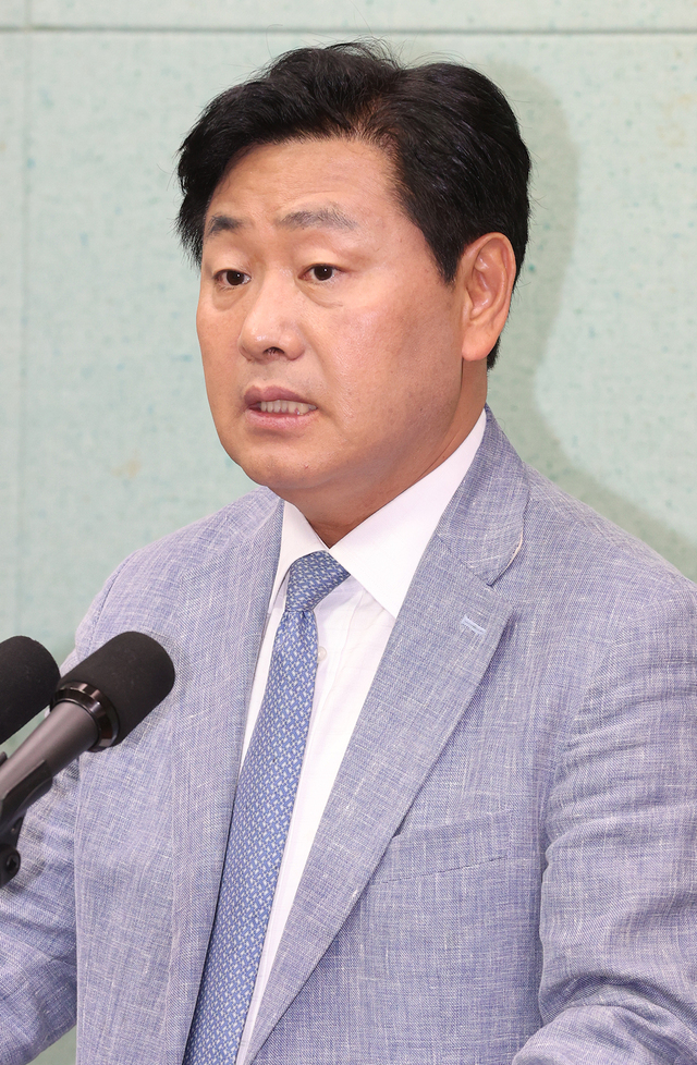 김관영 전북도지사 당선인이 8일 전북도 의회에서 기자회견을 열고 인수위구성을 발표하고 있다. /오세림 기자
