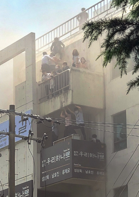 9일 대구 수성구 범어동 대구지방법원 인근 변호사사무실 빌딩에서 방화로 인한 화재가 발생해 옥상 등으로 대피한 시민들이 구조를 기다리고 있다. 이 화재로 7명이 숨지고 49명이 부상 당했다. 독자 제공