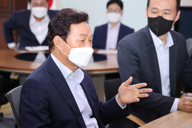 박완수 경남도지사 당선인이 인수팀에서 회의를 진행하고 있다./도지사직인수팀/