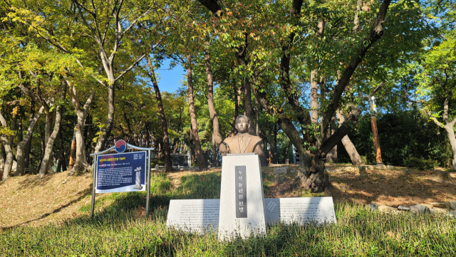 항일독립운동가 윤현진 선생의 흉상과 기념비./양산시/