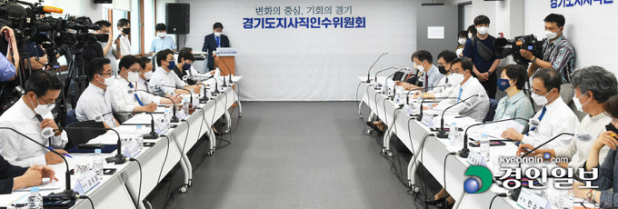 김동연 경기도지사 당선인이 9일 오후 수원시 장안구 경기도인재개발원에서 열린 경기도지사직인수위원회 1차 전체회의에서 발언하고 있다. 2022.6.9 /김도우기자 pizza@kyeongin.com