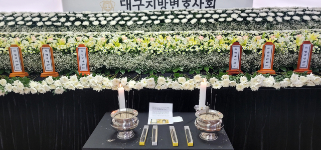 11일 오전 경북대병원에 마련된 '대구변호사 사무실 화재 사망사고' 희생자 6명의 합동 분향소에 익명의 시민이 전달한 편지와 5만원이 놓여있다.