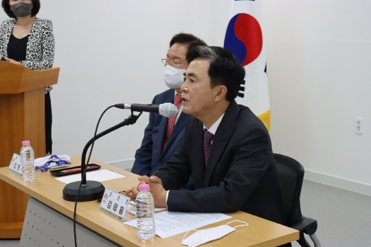 지난 9일 충남도청 별관 2층에서 김태흠 충남지사 당선인이 인수위원회에 참석한 가운데 모두 발언을 하고 있다. 사진=박상원 기자