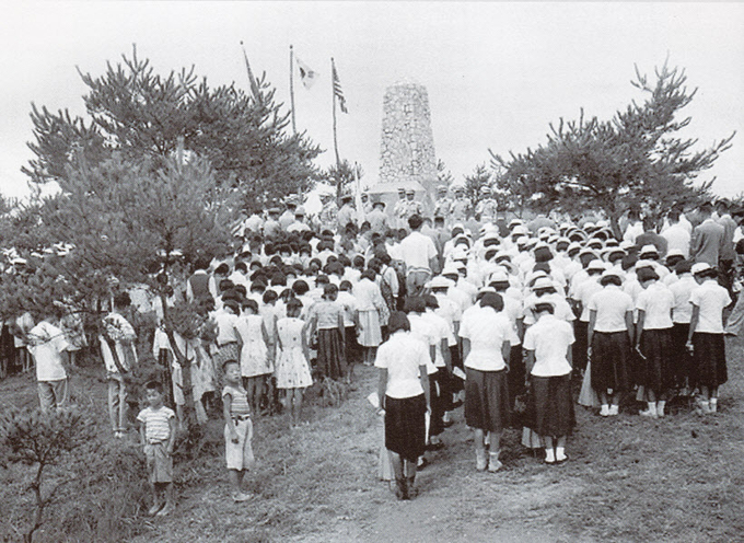 1959년 7월 5일 제9주년 추도식에서 마을 주민과 학생들이 UN군 초전기념비를 향해 묵념하고 있다. /국가기록원 제공