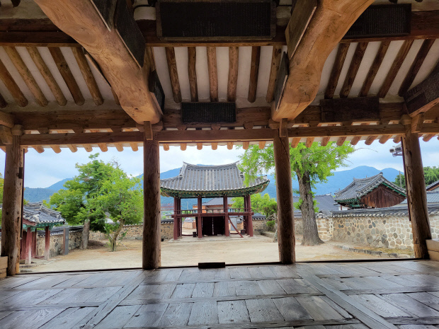 강학 공간인 명륜당에서 바라본 현가루.