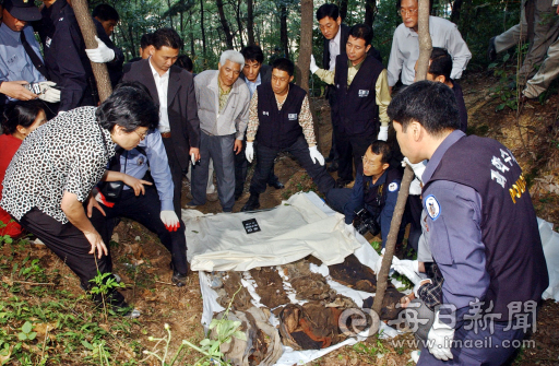 2014년 9월 26일 대구 달서구 용산동 와룡산에서 개구리소년들의 것으로 추정되는 유골이 발견된 현장에서 경찰이 조호연(당시 12세,성서초5년)어머니(왼쪽)에게 옷과 신발을 보여주며 사실확인을 하고 있다. 매일신문 DB