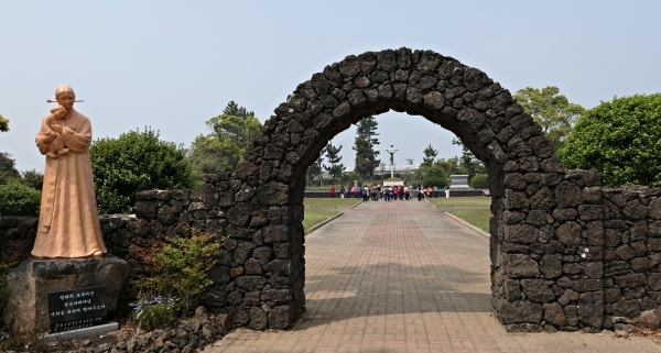 정난주 마리아 묘지 입구에 추자도에 몰래 남겨둔 아들을 안고 있는 정난주의 조형물이 설치돼 있다.