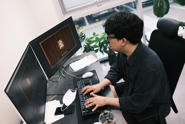 경남콘텐츠기업지원센터 플레이메피스토왈츠 사무실에서 게임 제작 작업을 하고 있는 홍미남 대표. 그는 경남 게임산업 발전을 위해 고향으로 돌아왔지만, 최근 투자사로부터 수도권 이전을 제안받아 재차 탈경남에 대한 고민을 하고 있다.