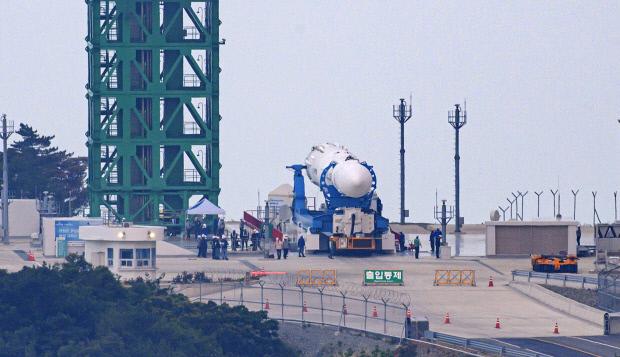 한국형 발사체 누리호(KSLV-Ⅱ)가 지난 15일 오후 발사를 앞두고 벌인 기술문제점검 도중 1단부 산화제탱크의 레벨 센서 이상이 확인돼 점검이 중단, 조립동으로 이동하기 위해 지상으로 내려지고 있다. /김진수 기자 jeans@kwangju.co.kr