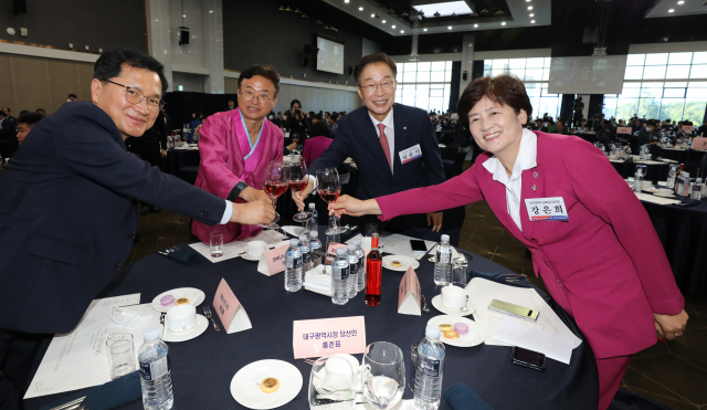 16일 오후 대구 수성호텔 컨벤션홀에서 열린 '6·1 지방선거 당선인과 함께하는 대구·경북 발전결의회'에서 정창룡 매일신문 사장, 이철우 경상북도지사 당선인, 임종식 경상북도 교육감, 강은희 대구시교육감이 건배를 하고 있다. 김영진 기자 kyjmaeil@imaeil.com