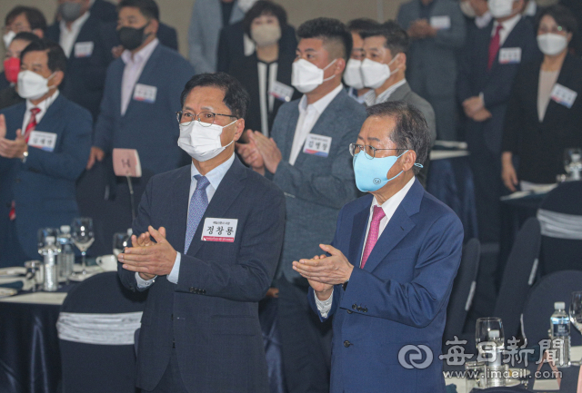 16일 오후 대구 수성호텔 컨벤션홀에서 매일신문사가 주최한 '6·1 지방선거 당선인과 함께하는 대구·경북 발전결의회'에 참석한 홍준표 대구시장 당선인이 박수를 치고 있다. 안성완 기자 asw0727@imaeil.com